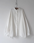 Chemisier blanc Merci Paris Dopple & Scent en coton Banshu-ori avec détails en dentelle et plis verticaux