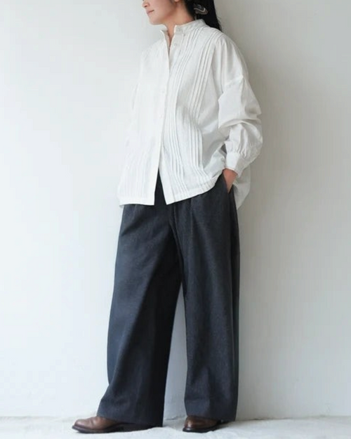Femme portant la chemise blanche Heirloom en coton Banshu-ori de Merci Paris avec détails plissés et dentelle