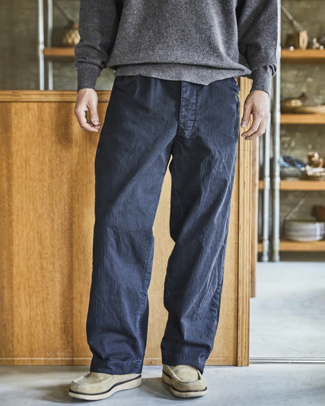 Pantalon OrSlow Us Widefit Utility noir en coton chevron porté par un homme chez Merci Paris