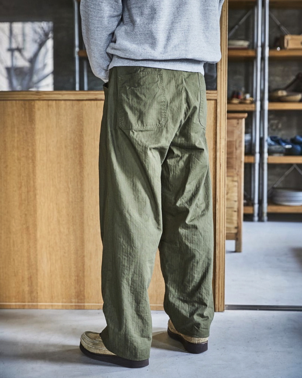 Vue arrière du pantalon Merci Paris OrSlow Us Widefit Utility en toile de coton olive à coupe ample et poches plaquées
