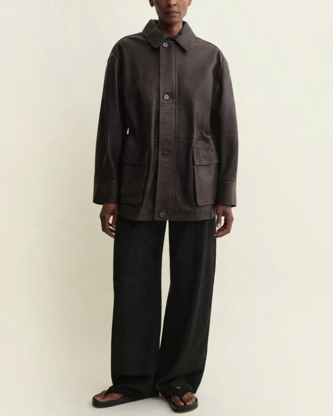 Veste en cuir d'agneau marron foncé Arma Maeve avec poches plaquées et cordon de serrage, vendue chez Merci Paris