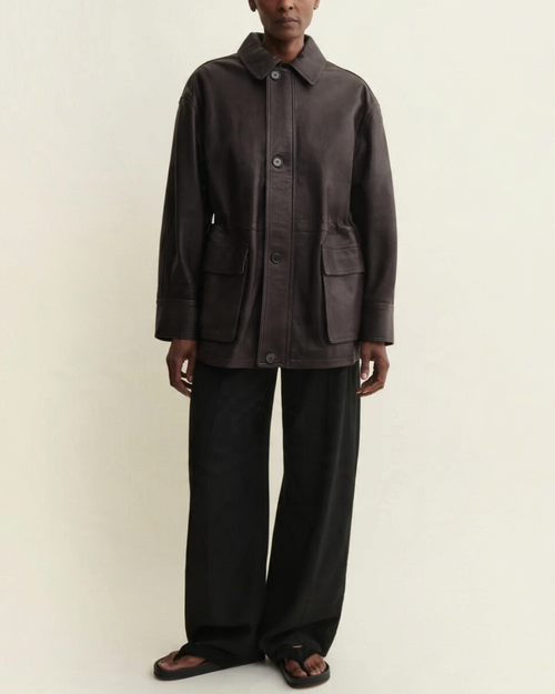 Veste en cuir d'agneau marron foncé Arma Maeve avec poches plaquées et cordon de serrage, vendue chez Merci Paris