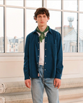 Homme portant une chemise Merci Paris Pietro en flanelle bleu marine à coupe droite avec poche poitrine