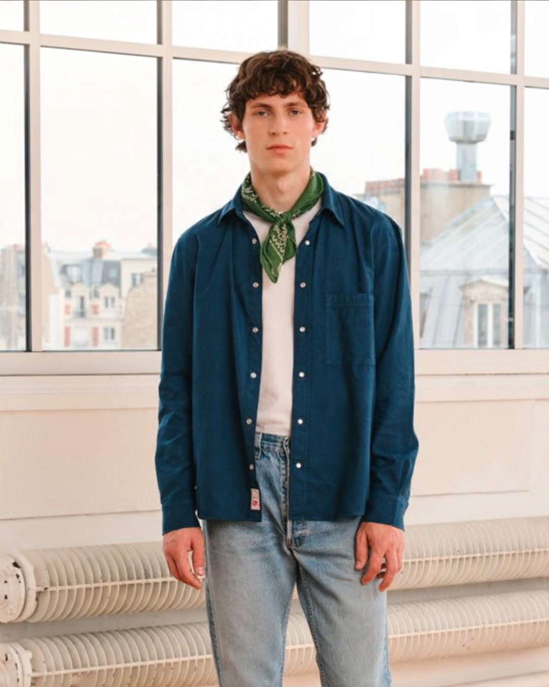 Homme portant une chemise Merci Paris Pietro en flanelle bleu marine à coupe droite avec poche poitrine