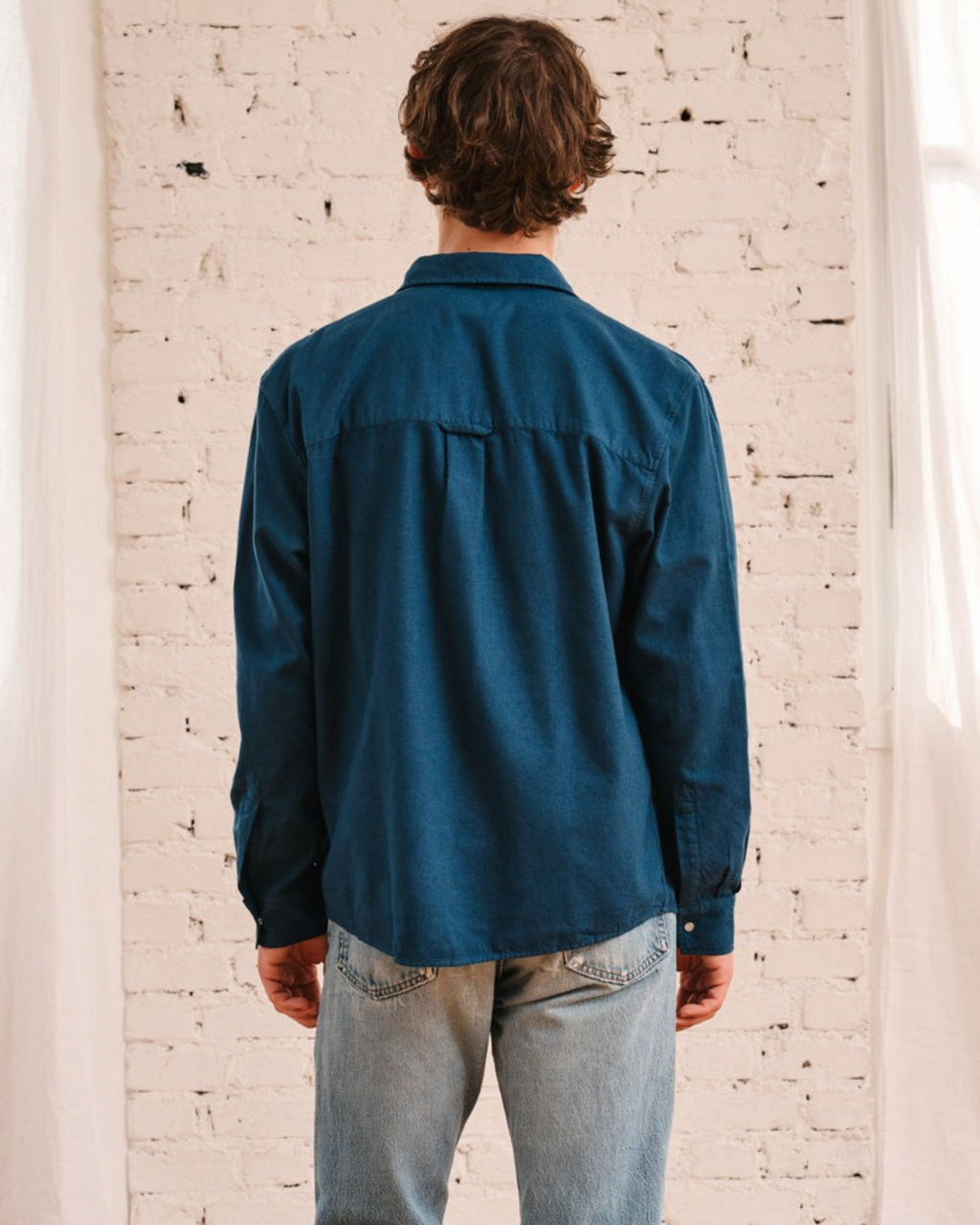 Vue arrière d'un homme portant une chemise Merci Paris Pietro en flanelle bleu marine à coupe droite
