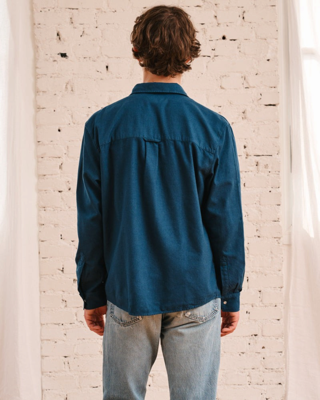 Vue arrière d'un homme portant une chemise Merci Paris Pietro en flanelle bleu marine à coupe droite