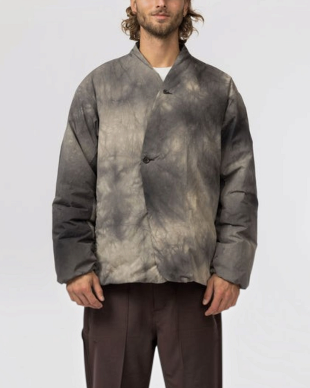 Homme portant une doudoune Merci Paris Snow Peak en nylon gris charbon avec un motif shibori marbré unique