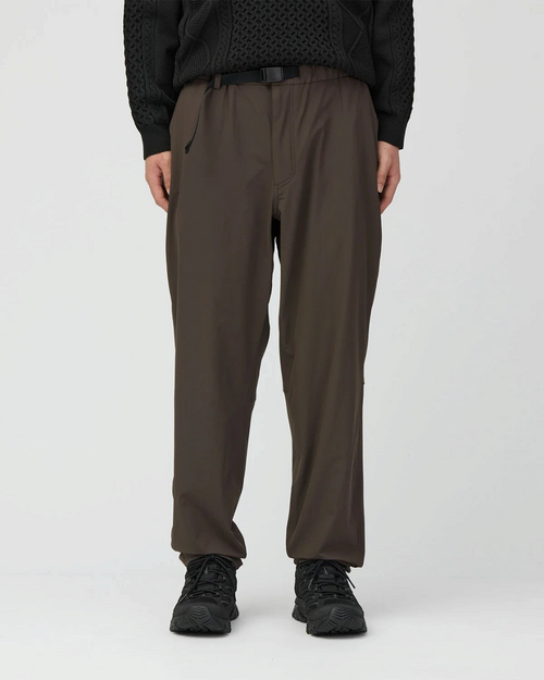 Pantalon fuselé Snow Peak marron foncé en nylon extensible avec ceinture intégrée, porté par un homme