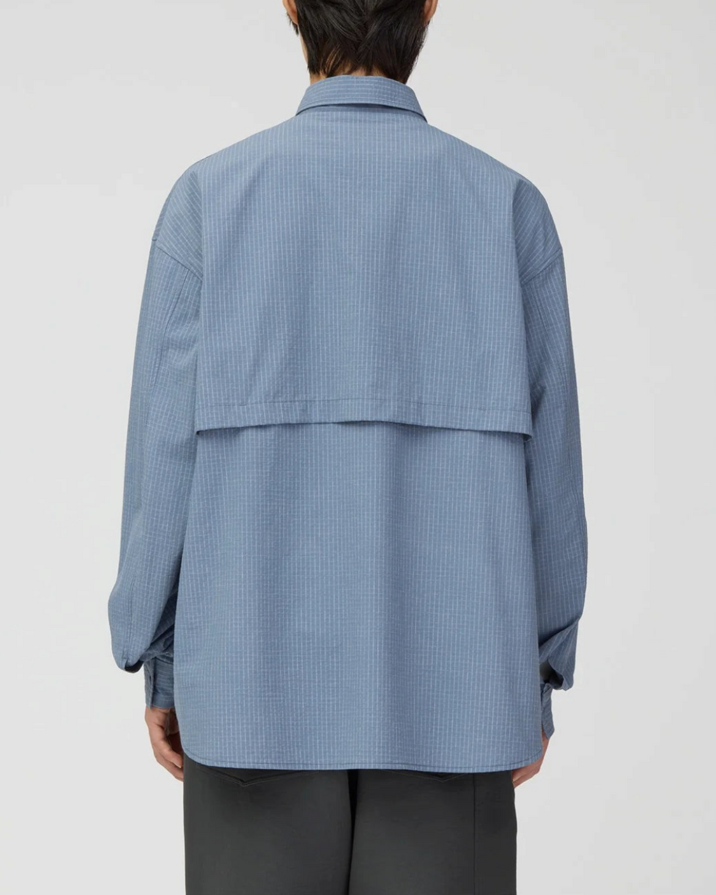 Vue arrière de la chemise Merci Paris Snow Peak Kasuri Ripstop bleu clair avec panneau de ventilation au dos