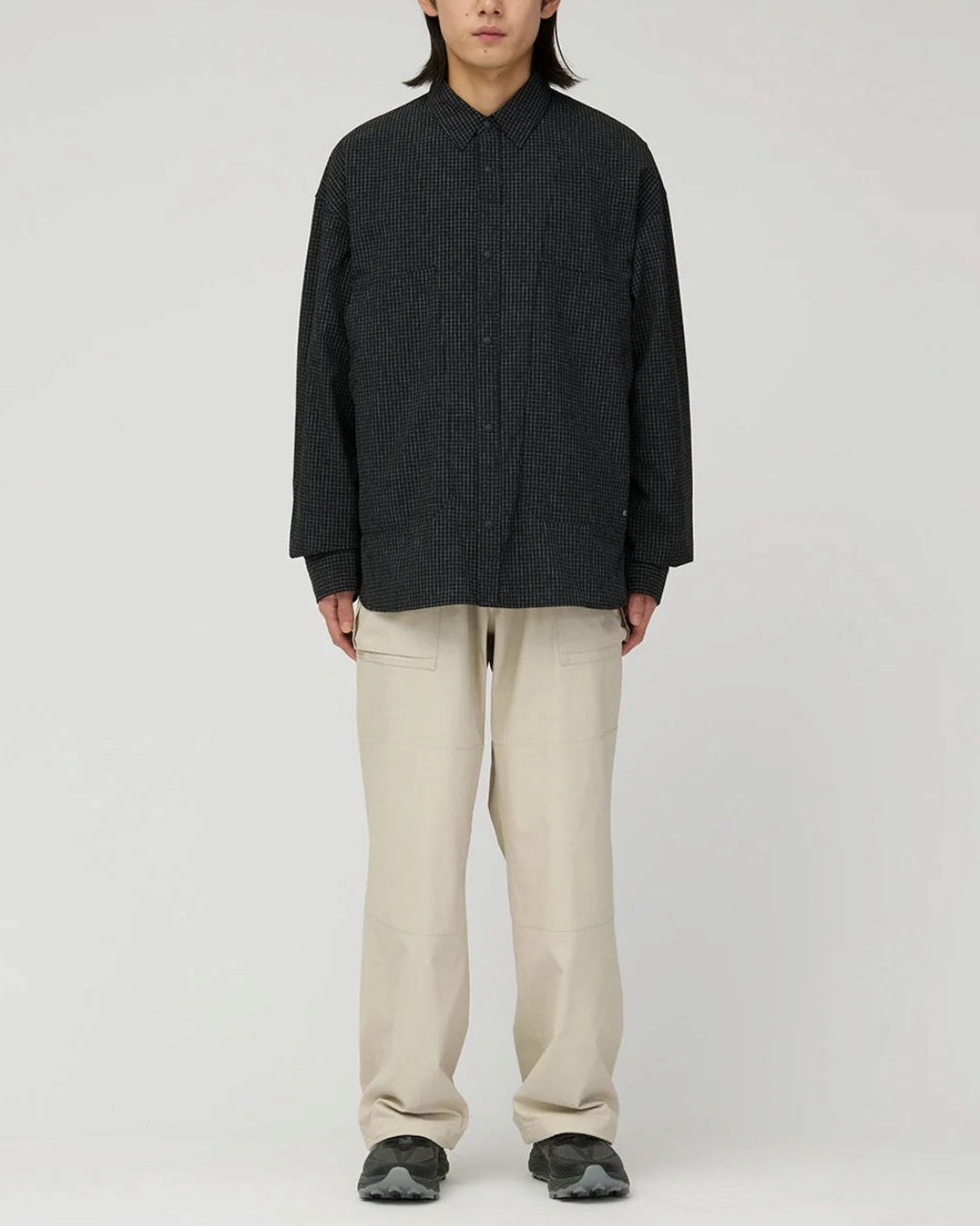 Homme portant une chemise Merci Paris Snow Peak noire en ripstop avec motif quadrillé et coupe ample