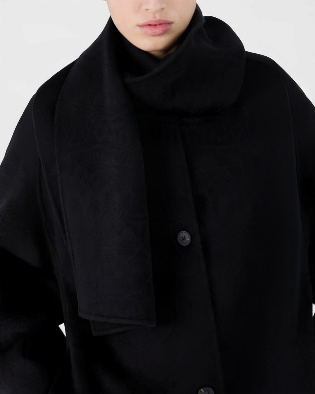 Manteau noir Merci Paris Masscob en laine et cachemire avec col foulard intégré porté par un mannequin