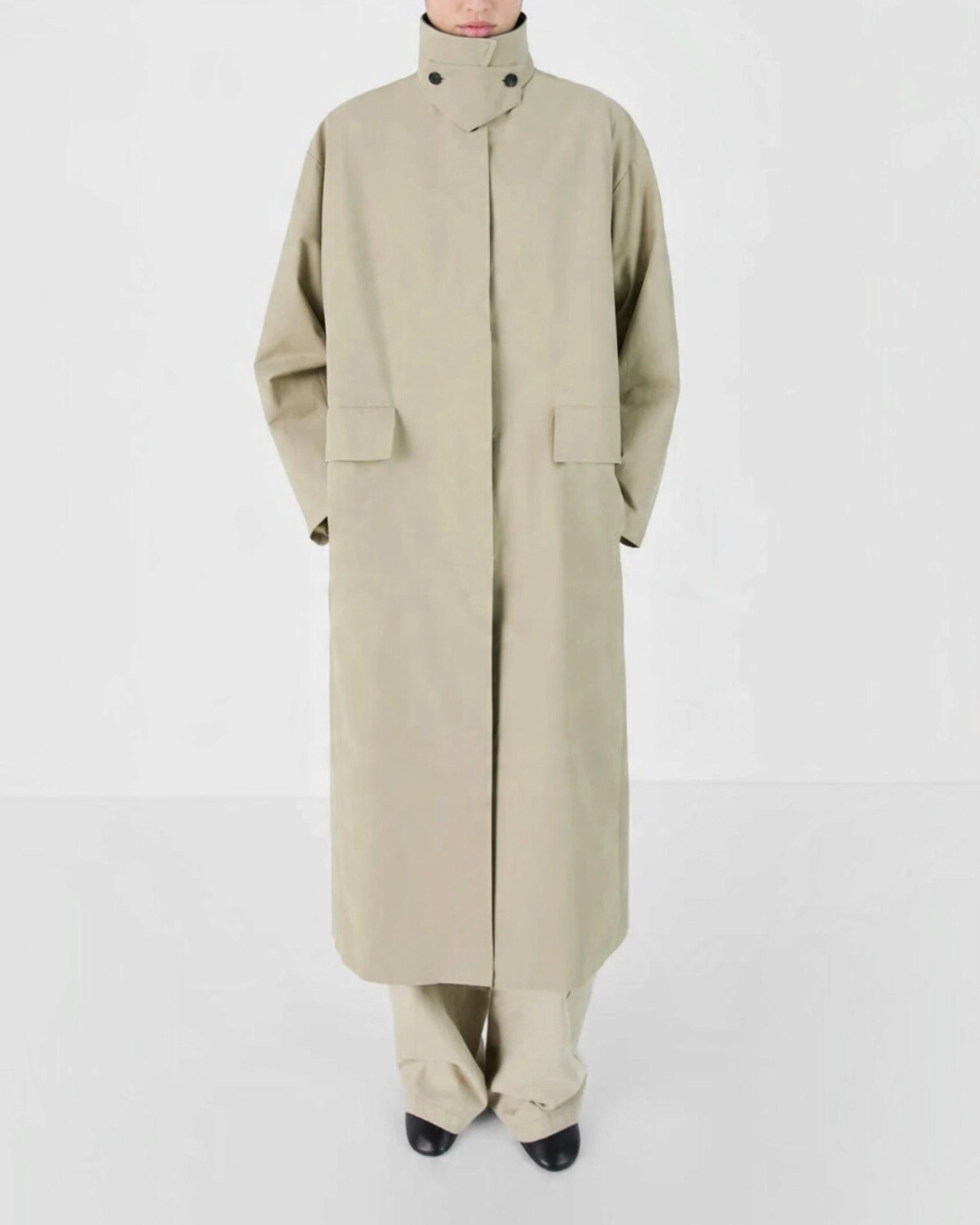 Mannequin portant le trench long beige Merci Paris Masscob avec col en cuir d'agneau et fermeture boutonnée
