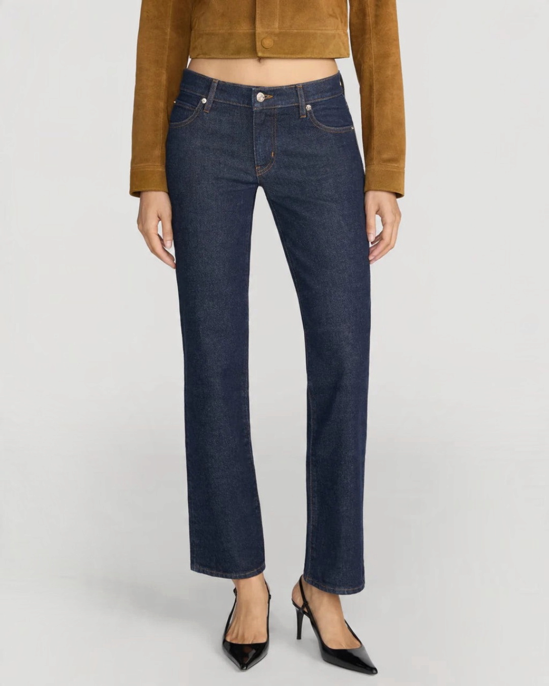 Jean cigarette bleu brut Merci Paris par Frame taille basse en denim stretch porté avec une veste en daim marron