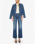 Modèle portant le jean bootcut Merci Paris Mother The Bookie Sneak en denim bleu délavé avec veste assortie