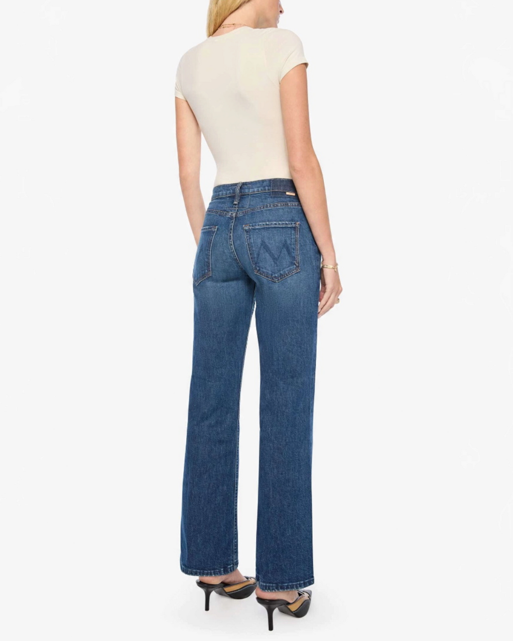 Vue arrière du jean bootcut Merci Paris Mother The Bookie Sneak en denim bleu délavé avec poches arrière brodées