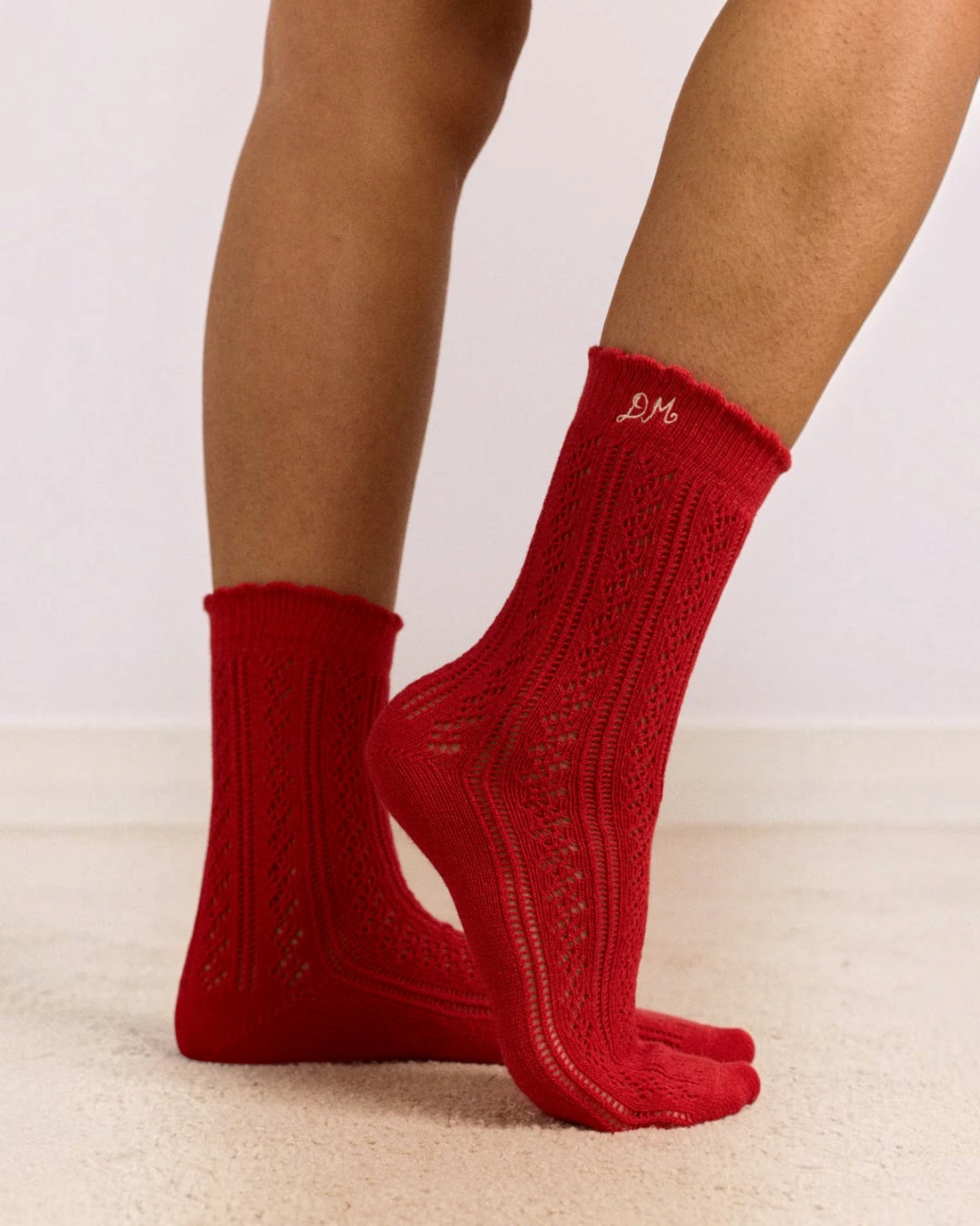 Chaussettes rouges Merci Paris Damson Madder en maille pointelle ajourée avec broderie DM signature