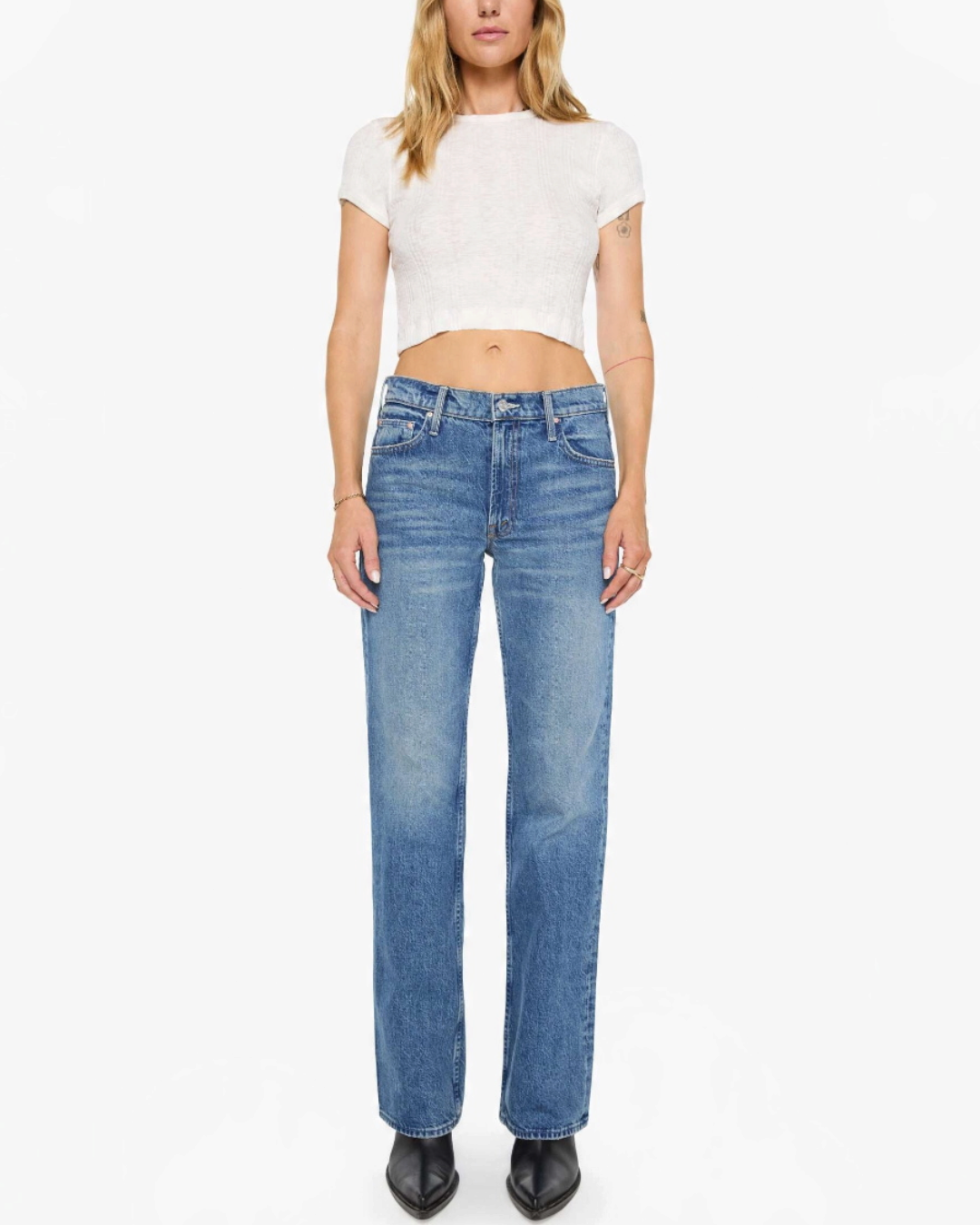 Mannequin portant le jean The Reifler de Merci Paris en denim bleu moyen, coupe droite taille mi-haute style vintage