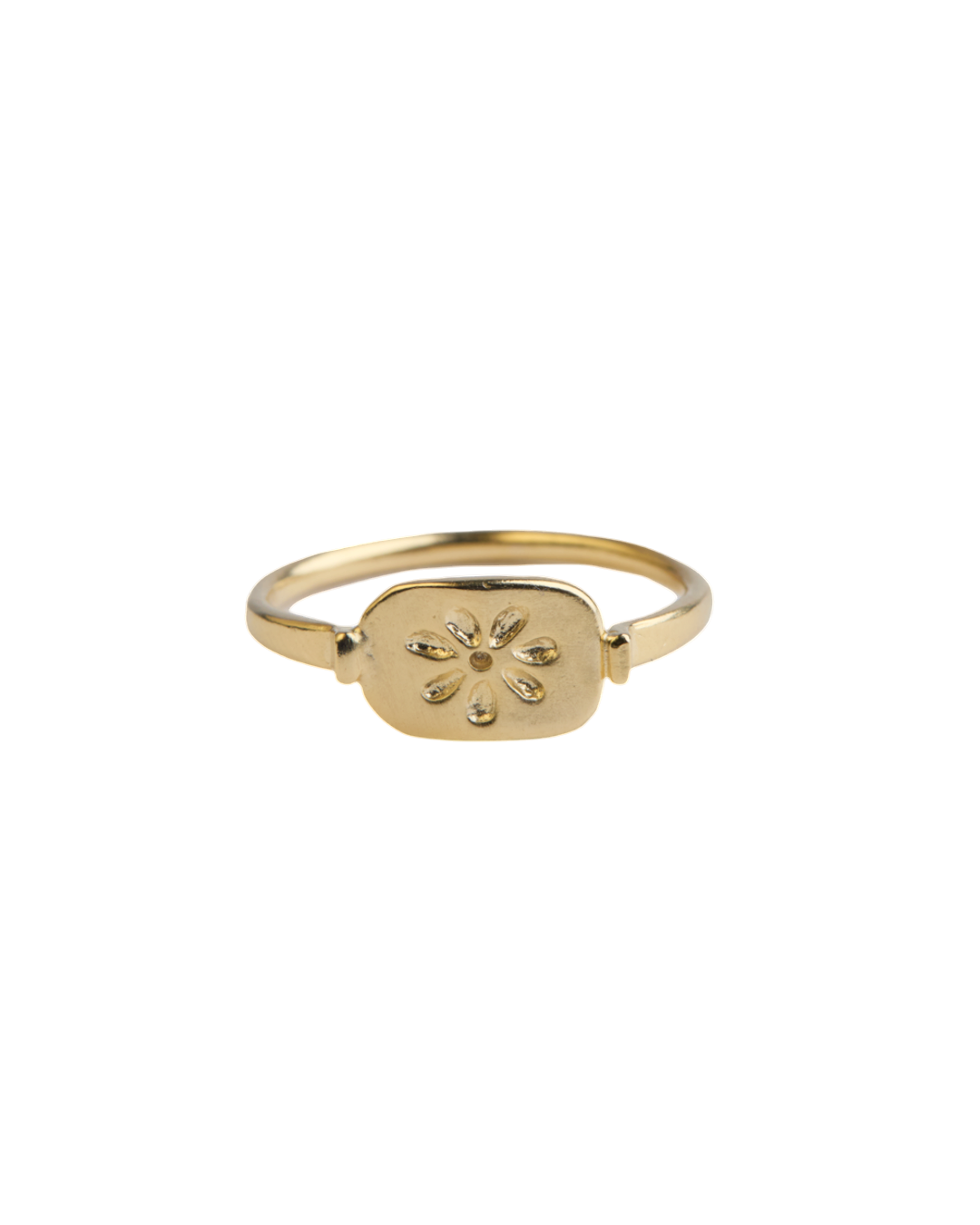 Bague Emma Merci Paris en laiton plaqué or jaune 16 carats avec un motif floral gravé sur le plateau rectangulaire