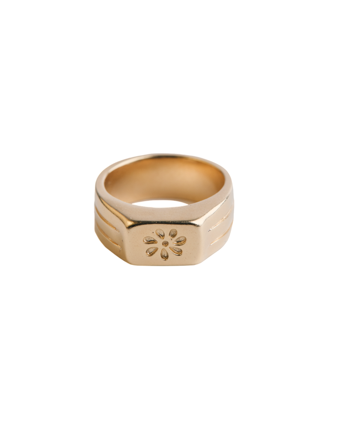 Chevalière Emma Merci Paris en laiton plaqué or jaune 16 carats avec un motif de fleur gravé sur le dessus.