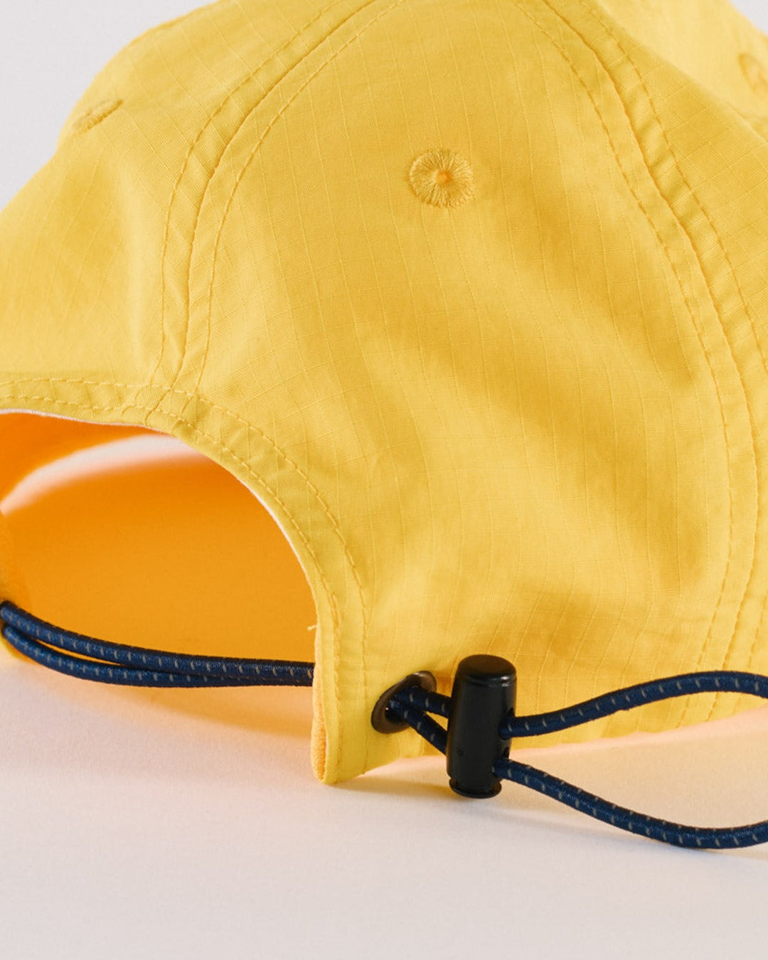 Au Vieux Campeur - Congés Payés - Raymond Cap - Yellow