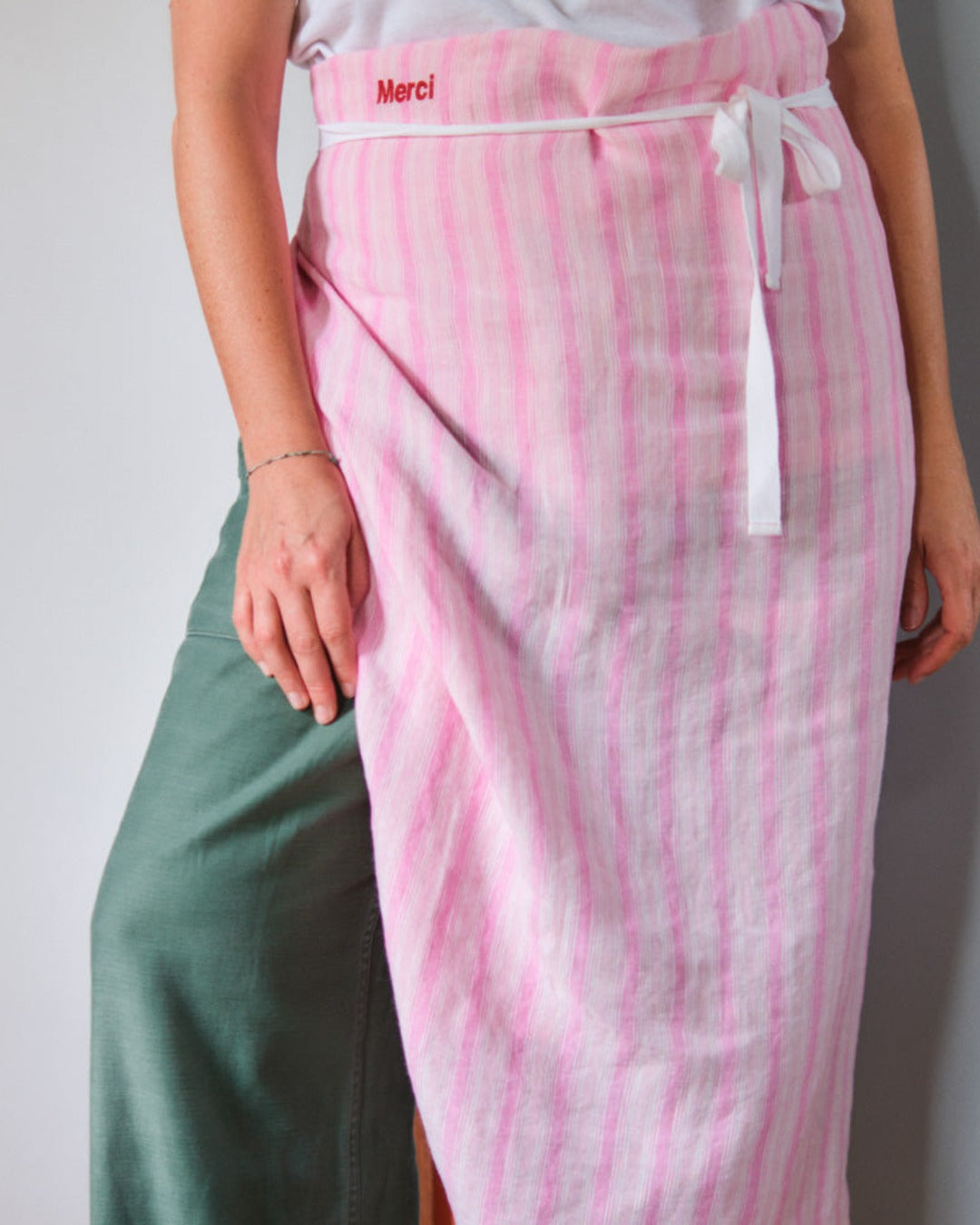 Merci - Washed linen apron - Pink Weft Stripes