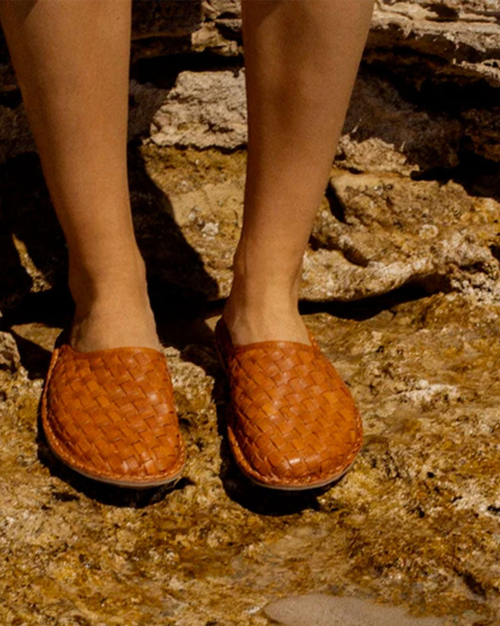 Vibae - Woven Roma Clog - Cognac brown