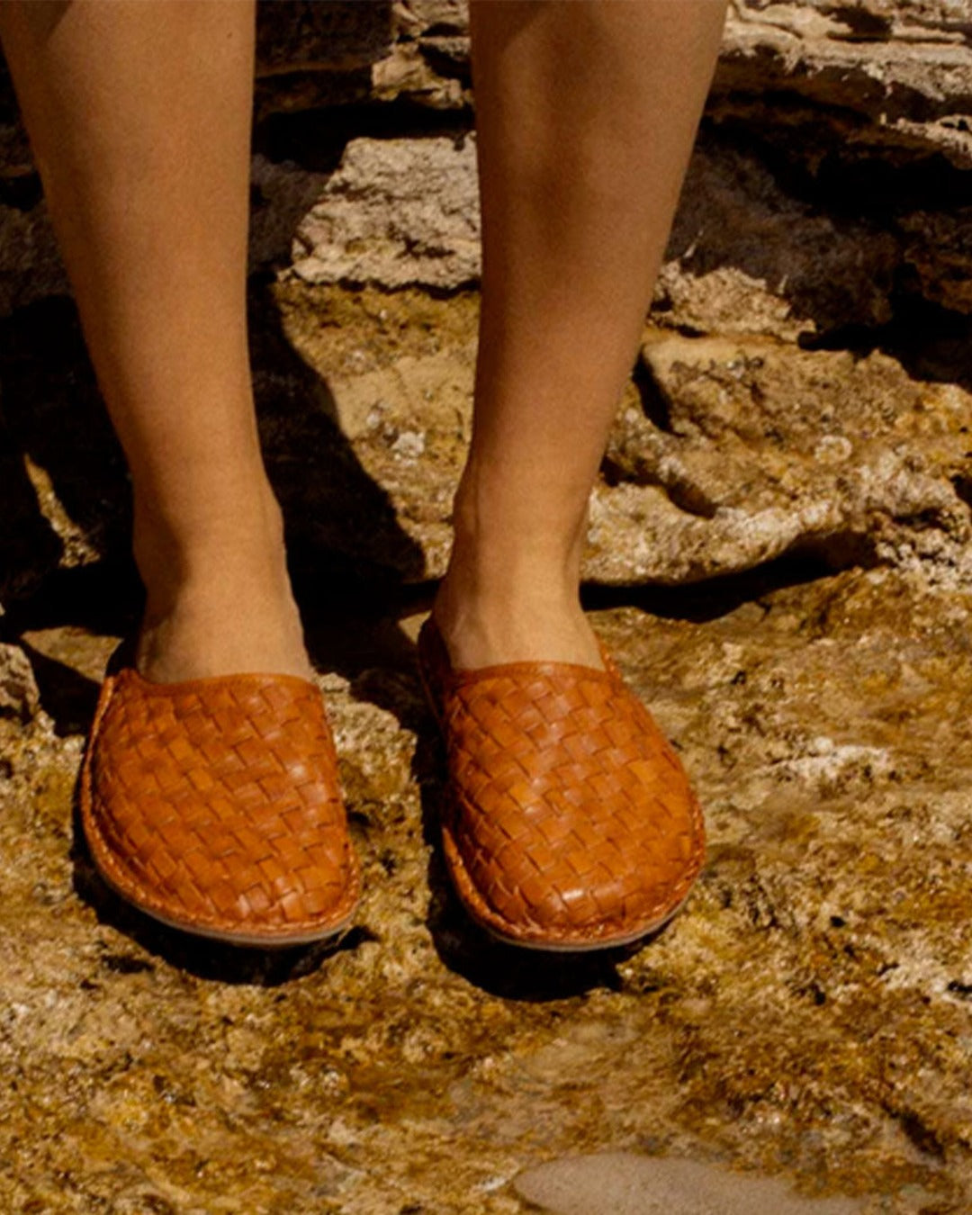 Vibae - Woven Roma Clog - Cognac brown