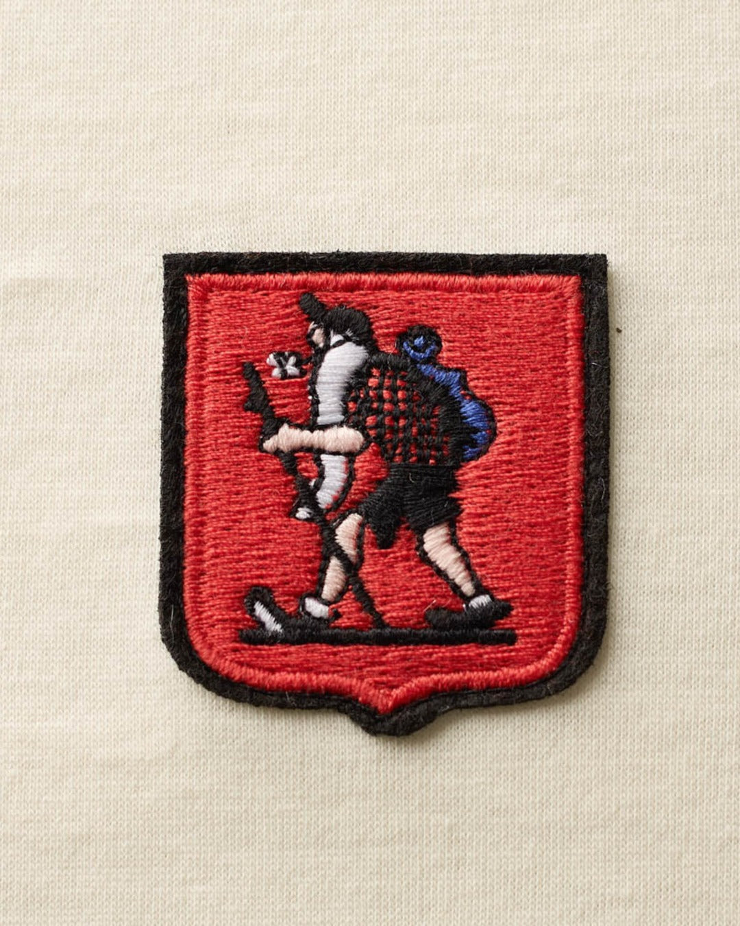 Au Vieux Campeur - Congés Payés - Polo Camping - Blanc & Rouge