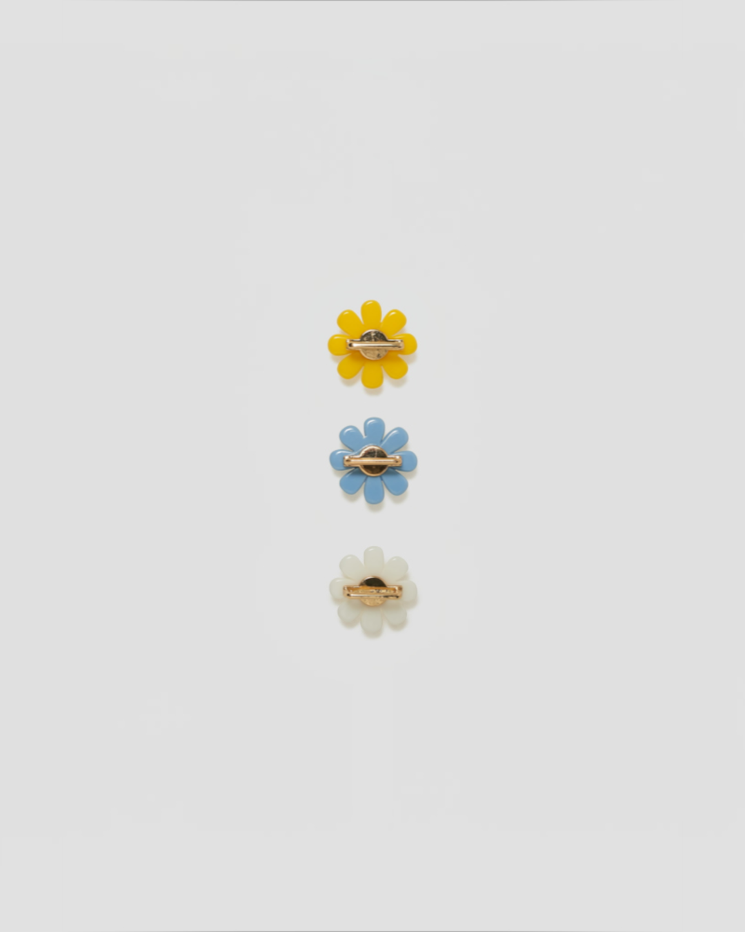 Merci x Gerard Darel - Pin's Daisy - Blanc Jaune & Ciel