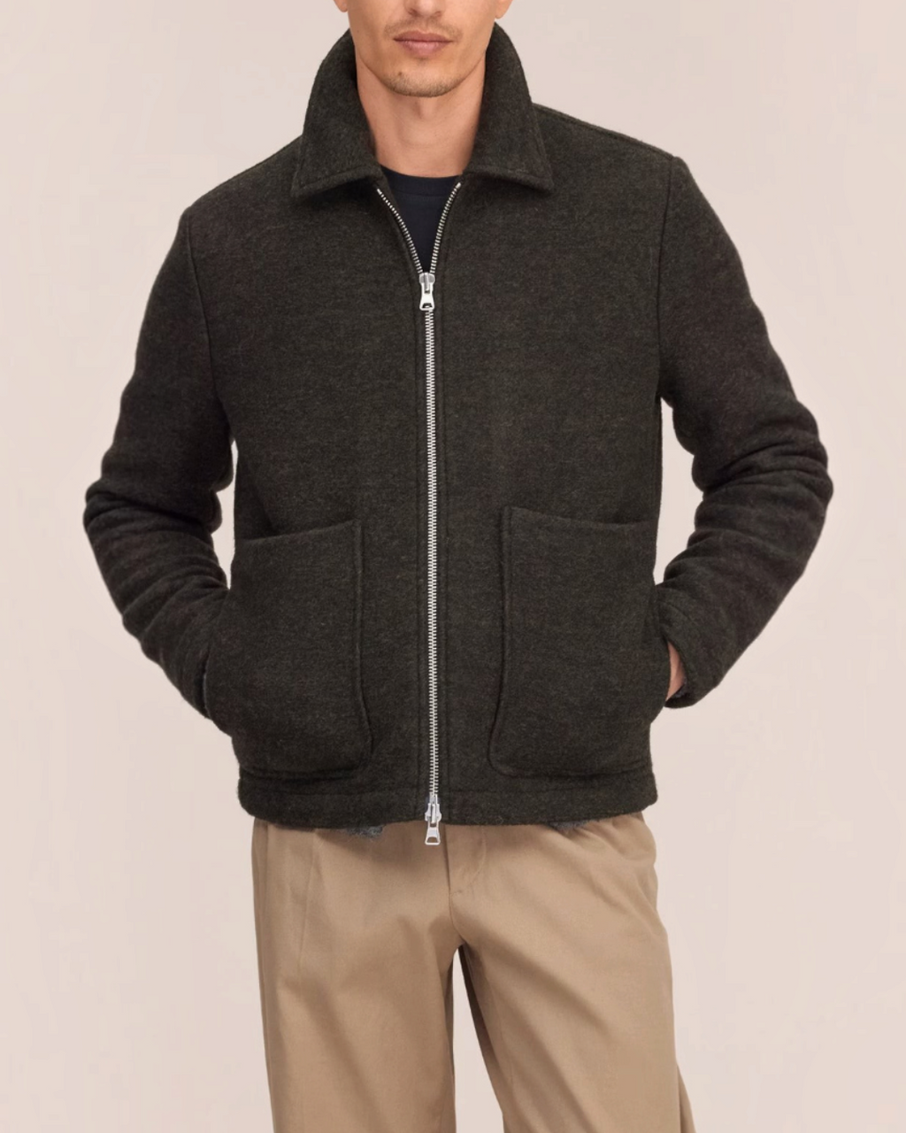 Homme portant la veste Gael grise en laine mélangée de Merci Paris avec fermeture zippée et poches plaquées