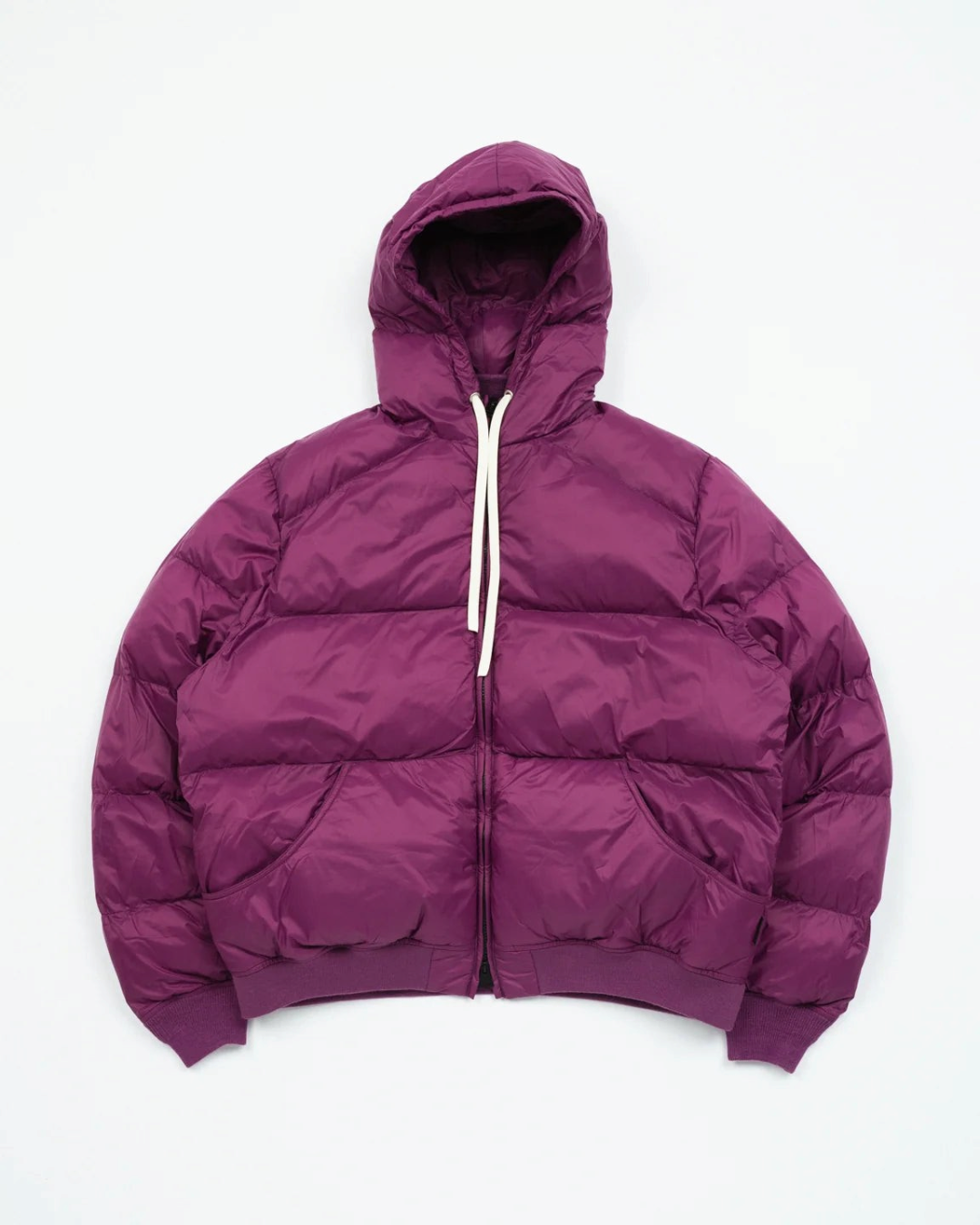 Doudoune Alpine Merci Paris Big Rock Candy couleur radicchio en nylon avec capuche et finitions en maille côtelée