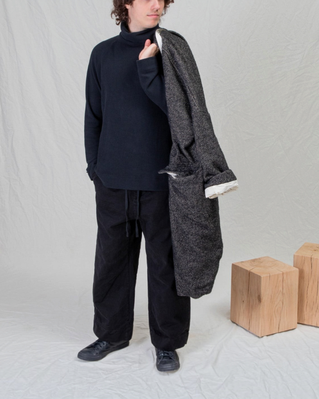 Homme portant un manteau ample Album Di Famiglia noir en mélange de laine chez Merci Paris