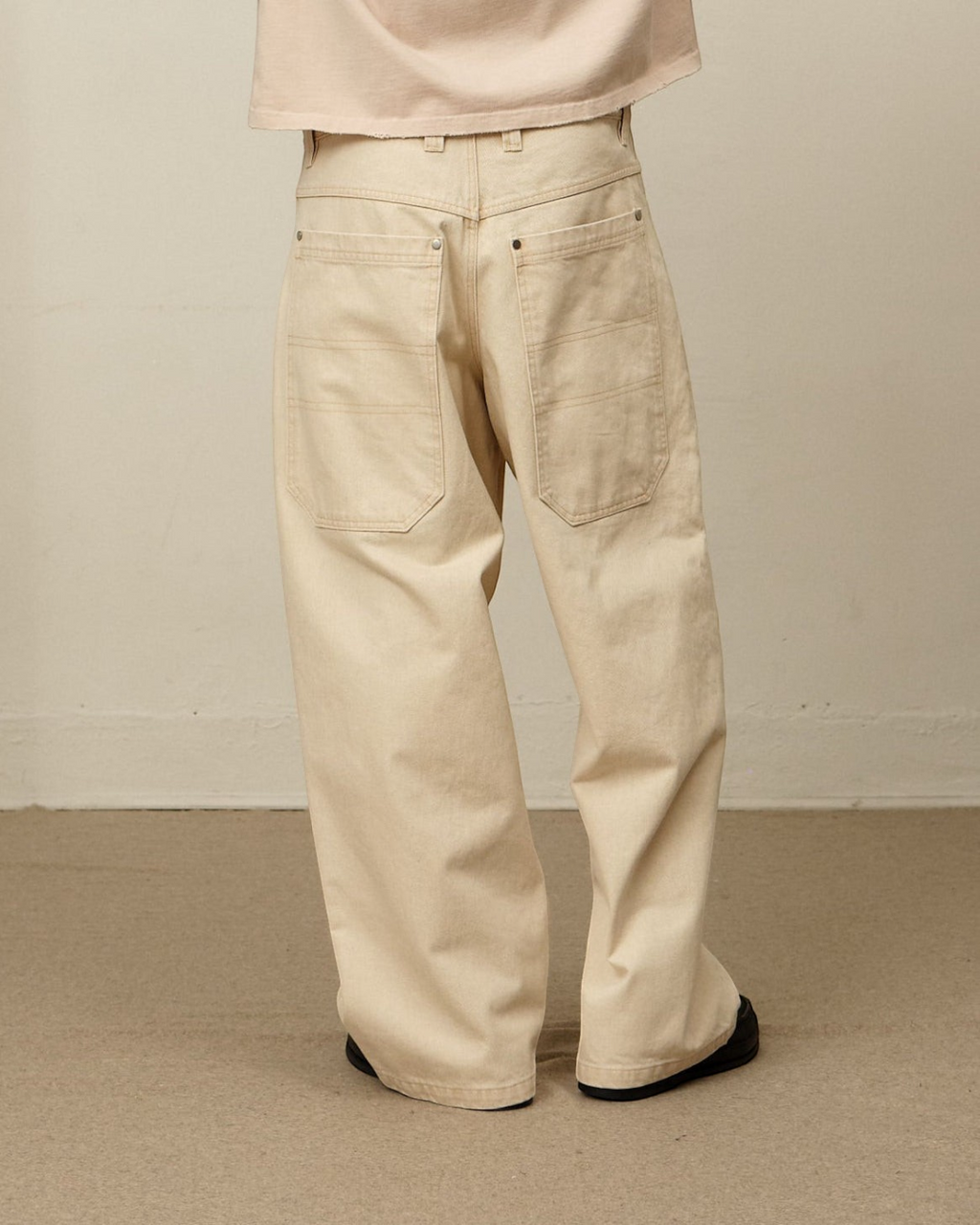 Jean droit Merci Paris Colbo en denim japonais beige pêche avec grandes poches arrière et rivets métalliques
