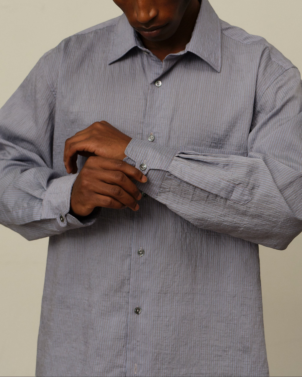 Chemise Merci Paris Colbo à fines rayures bleues en mélange de lyocell et polyamide avec boutons en nacre fumée