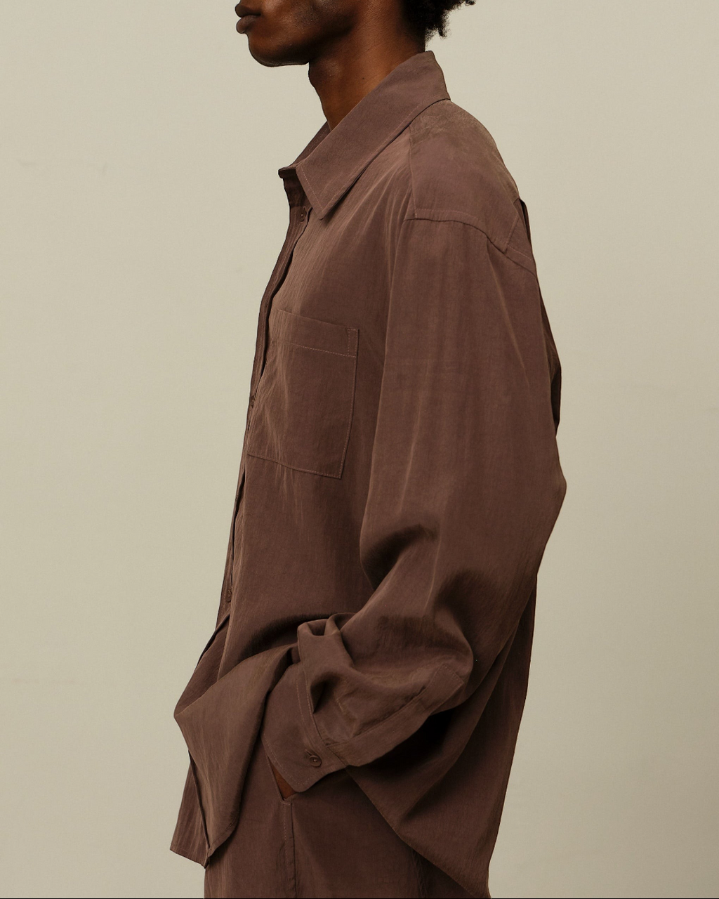 Homme portant une chemise Merci Paris Colbo TK mauve à coupe décontractée en mélange de lyocell et polyamide