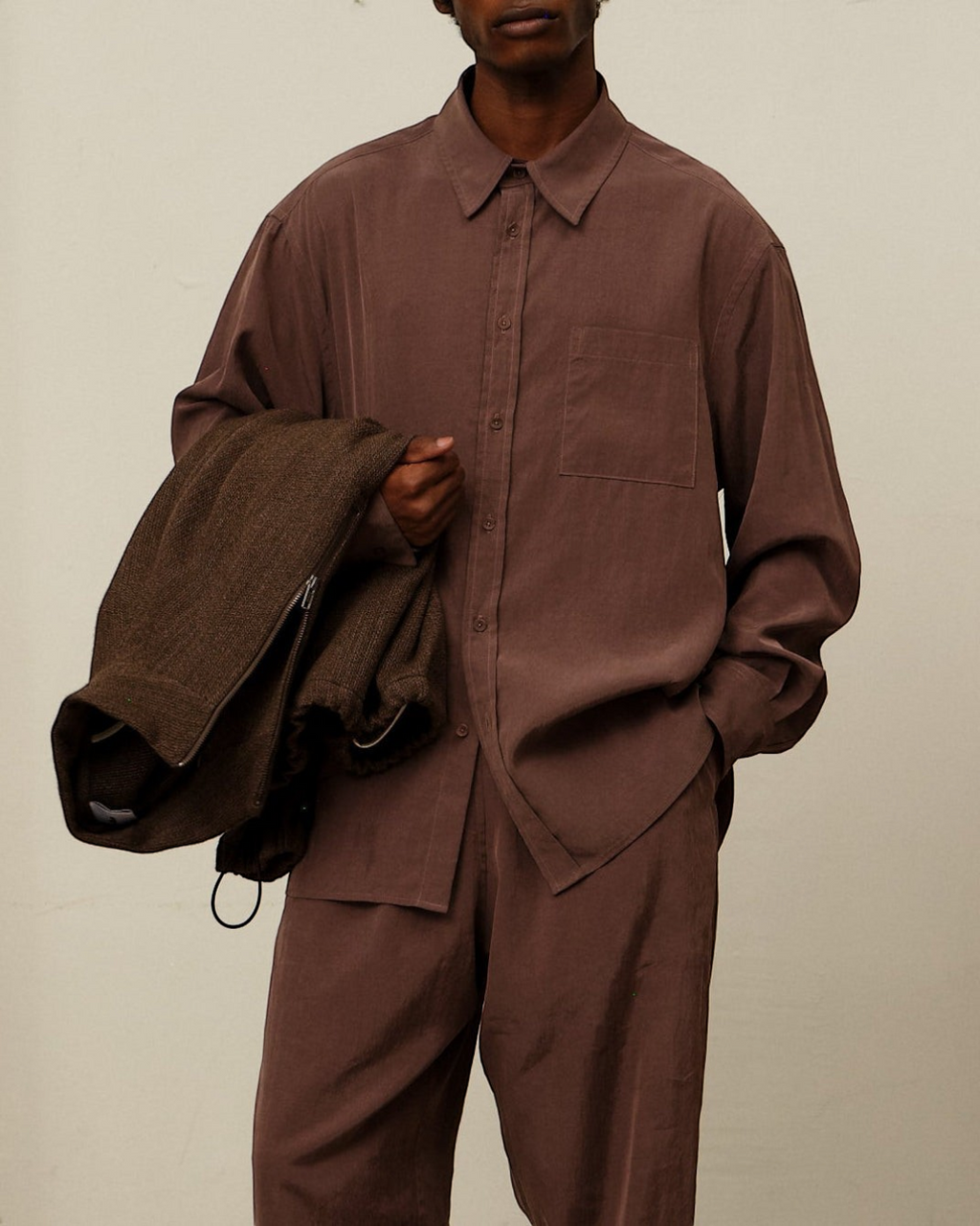 Homme portant une chemise Colbo mauve à coupe décontractée avec poche poitrine et boutons en corozo, Merci Paris