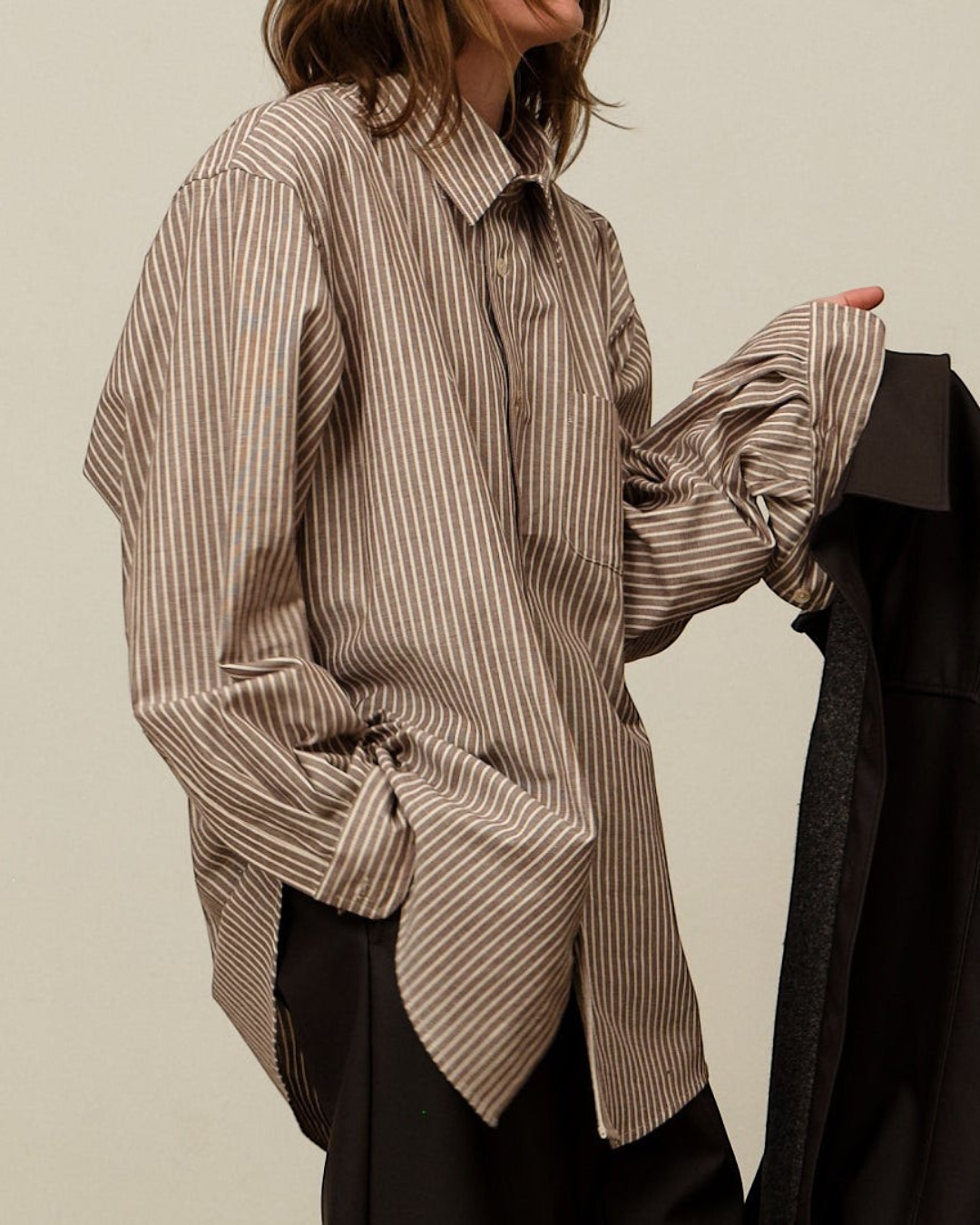 Chemise Merci Paris Colbo en coton japonais à fines rayures marron avec col pointu et poche poitrine