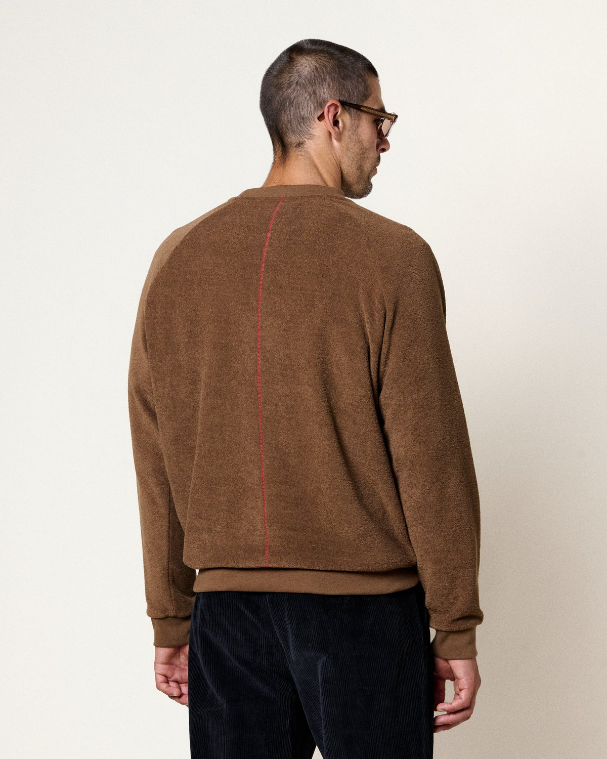 Sweat Merci Paris Homecore Aquae en polaire peluche marron cacao avec couture rouge distinctive au dos