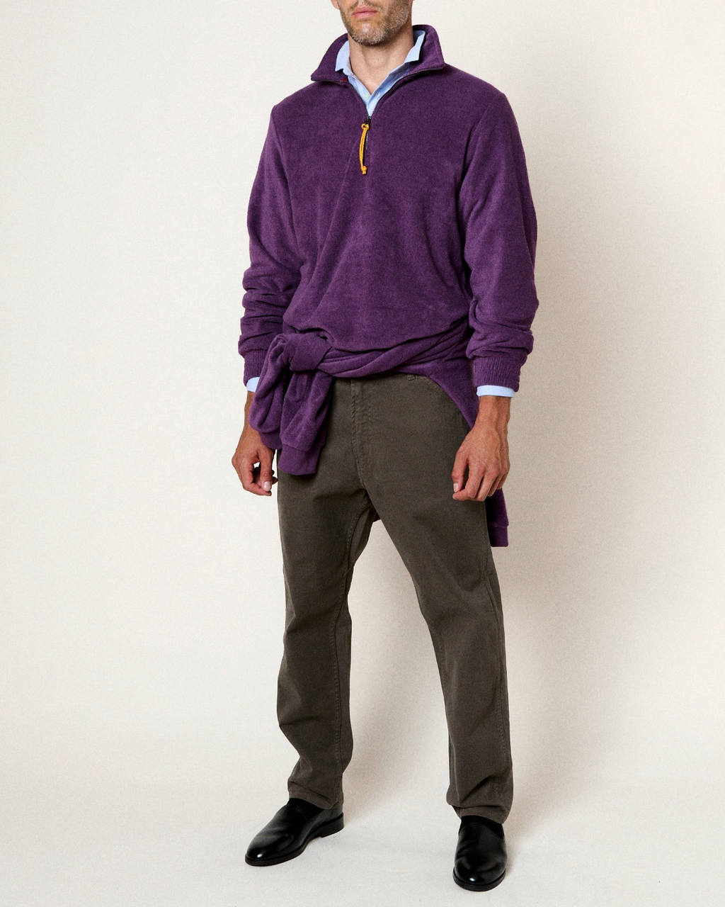 Homme portant le sweat Merci Paris Homecore Atys violet à col zippé texturé avec une tirette en corde orange