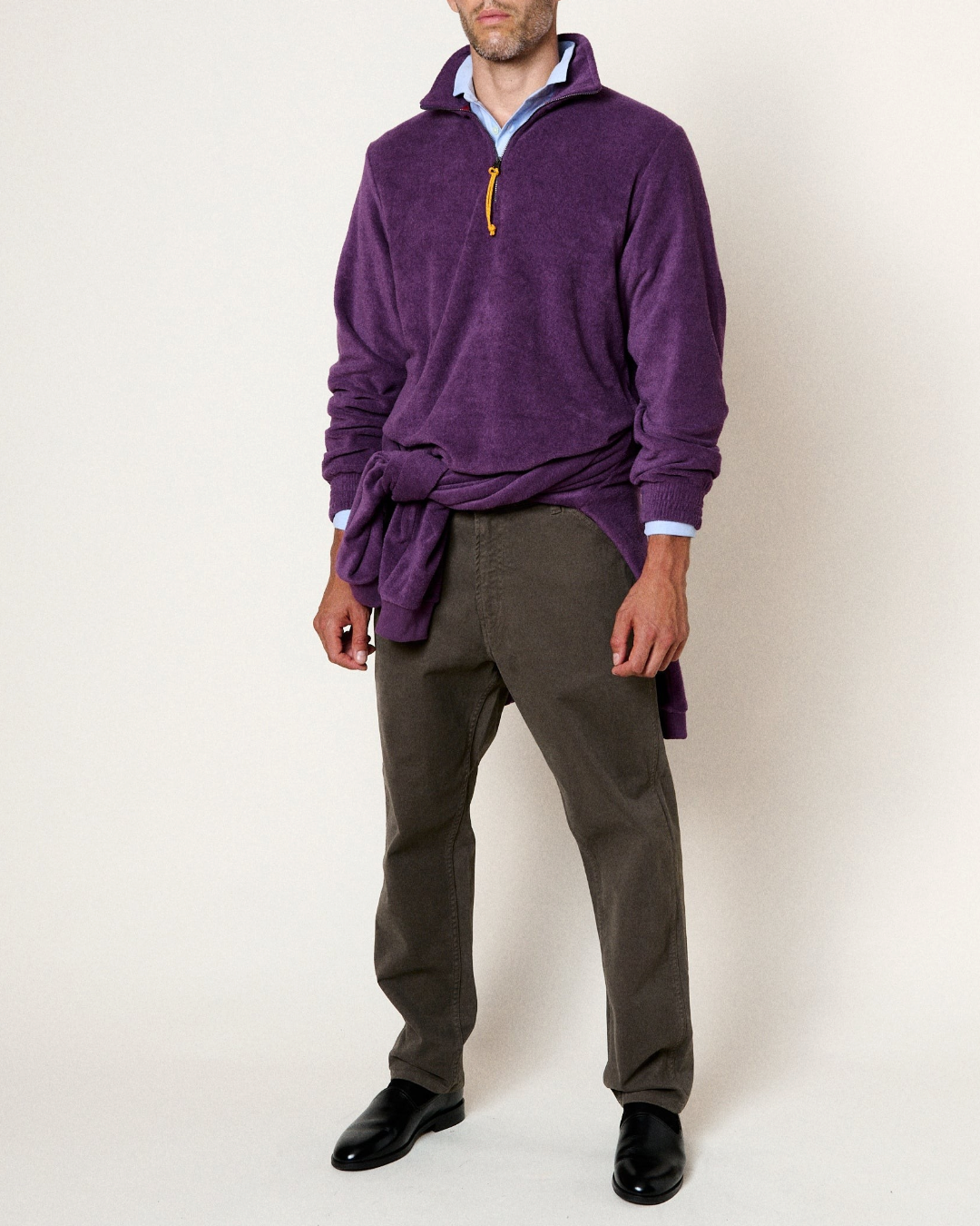 Homme portant le sweat Merci Paris Homecore Atys violet à col zippé texturé avec une tirette en corde orange