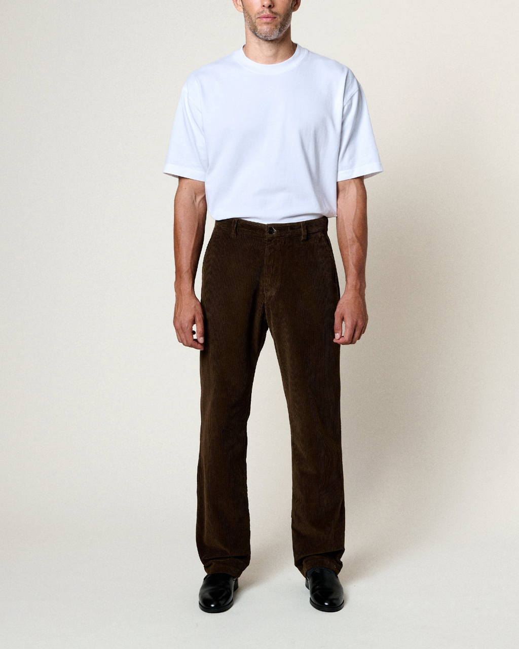 Homme portant le pantalon Merci Paris Homecore Lynch en velours côtelé marron cacao avec une coupe droite