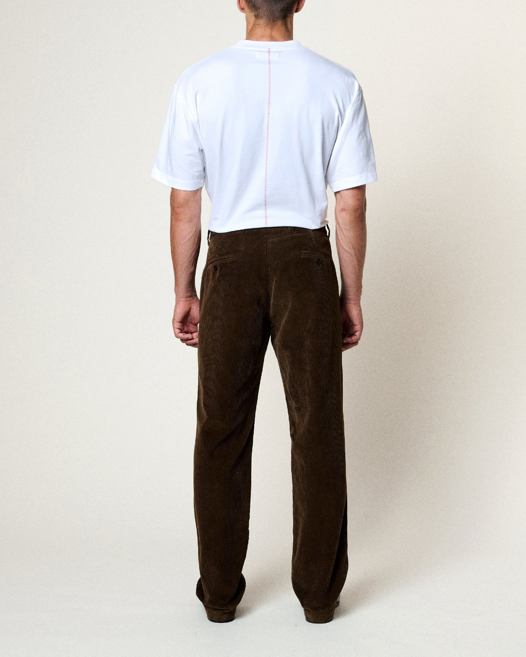 Vue arrière du pantalon Lynch Cord en velours côtelé marron cacao de la marque Merci Paris porté par un homme