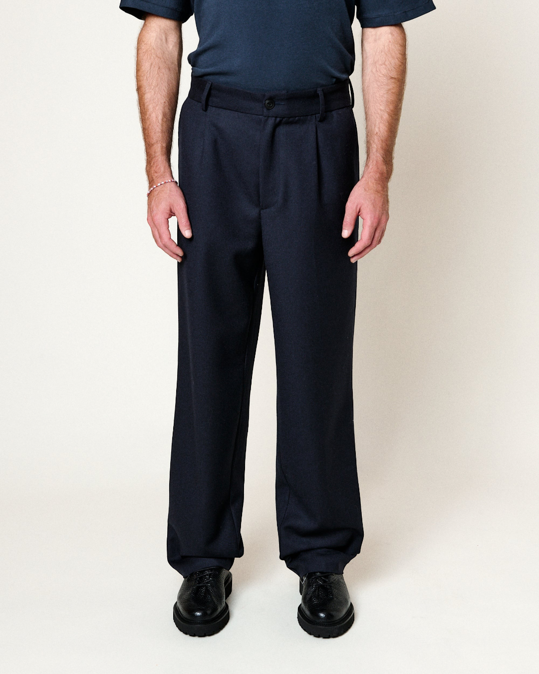 Pantalon Merci Paris Homecore Para Sleek bleu marine en laine peignée avec coupe droite et pinces