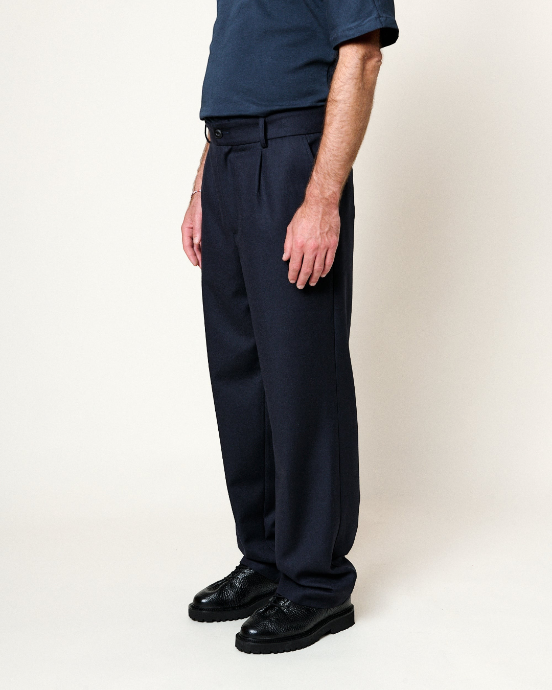 Pantalon Merci Paris Homecore Para Sleek bleu marine en laine peignée avec coupe droite et pinces