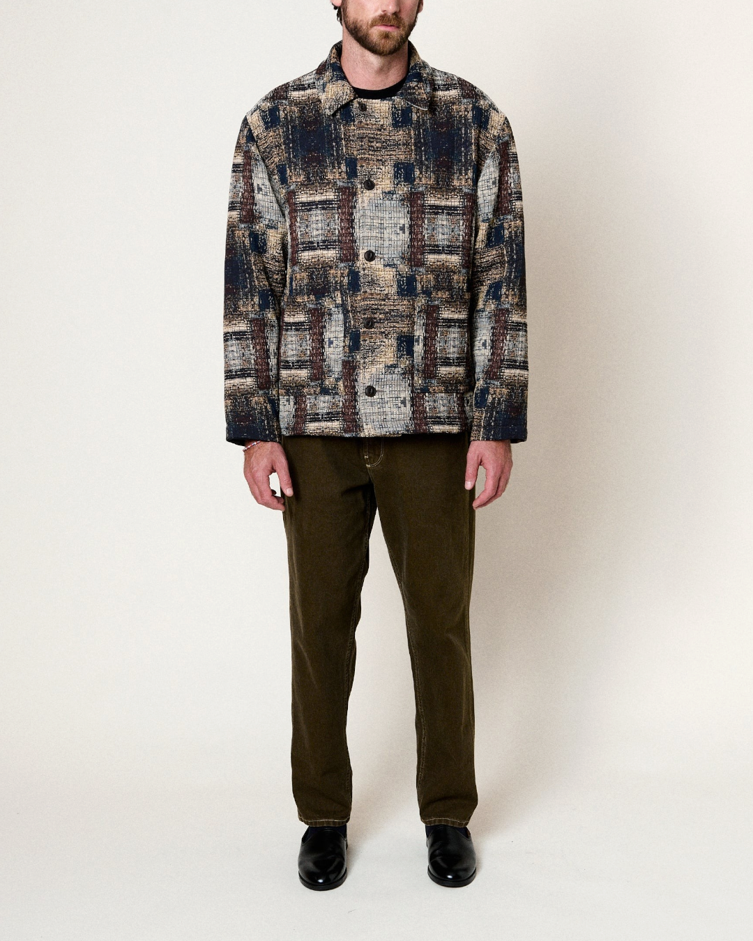 Homme portant la veste réversible Merci Paris Homecore Swit Dream en jacquard marron à motif géométrique