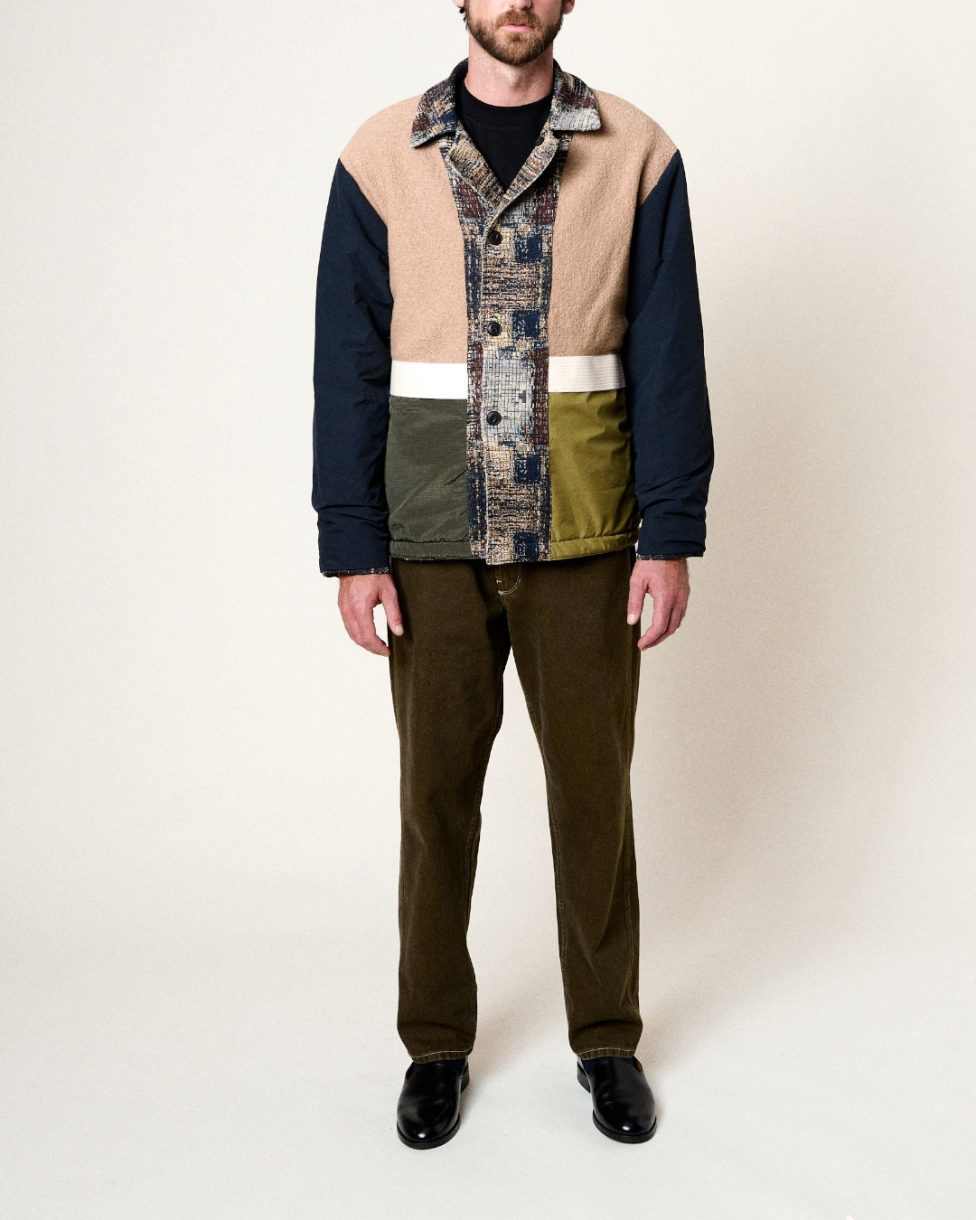 Homme portant la veste réversible Homecore Swit Dream en jacquard multi-marron avec détails façon caban chez Merci Paris