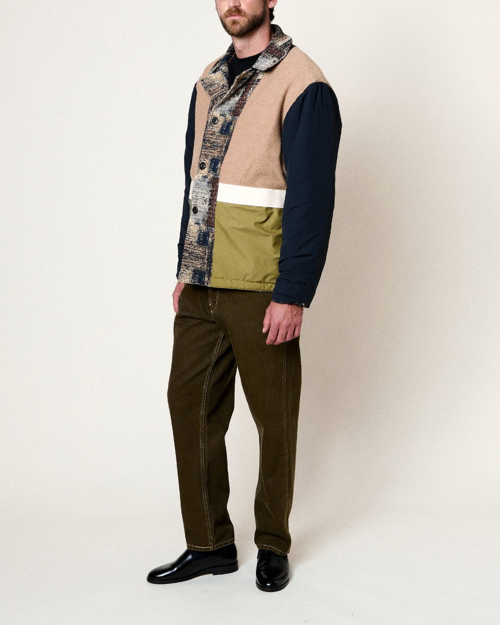 Homme portant la veste réversible Merci Paris Homecore Swit Dream en jacquard multicolore et laine bouclée marron