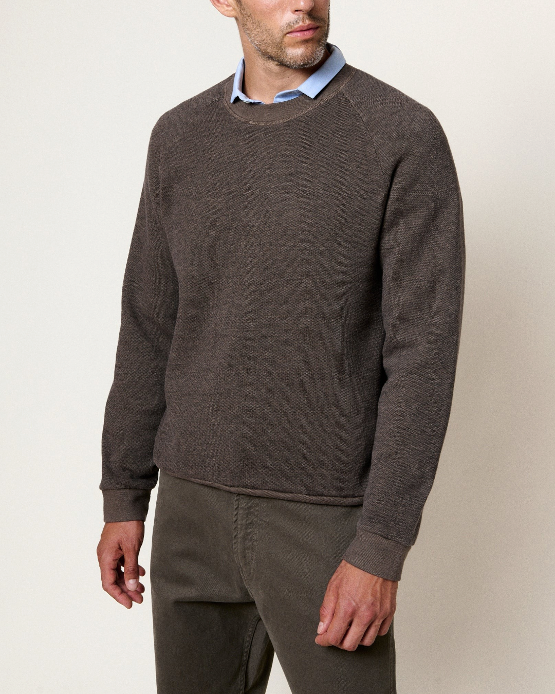 Homme portant un sweat Homecore en maille terry gris chiné avec manches raglan et finitions côtelées