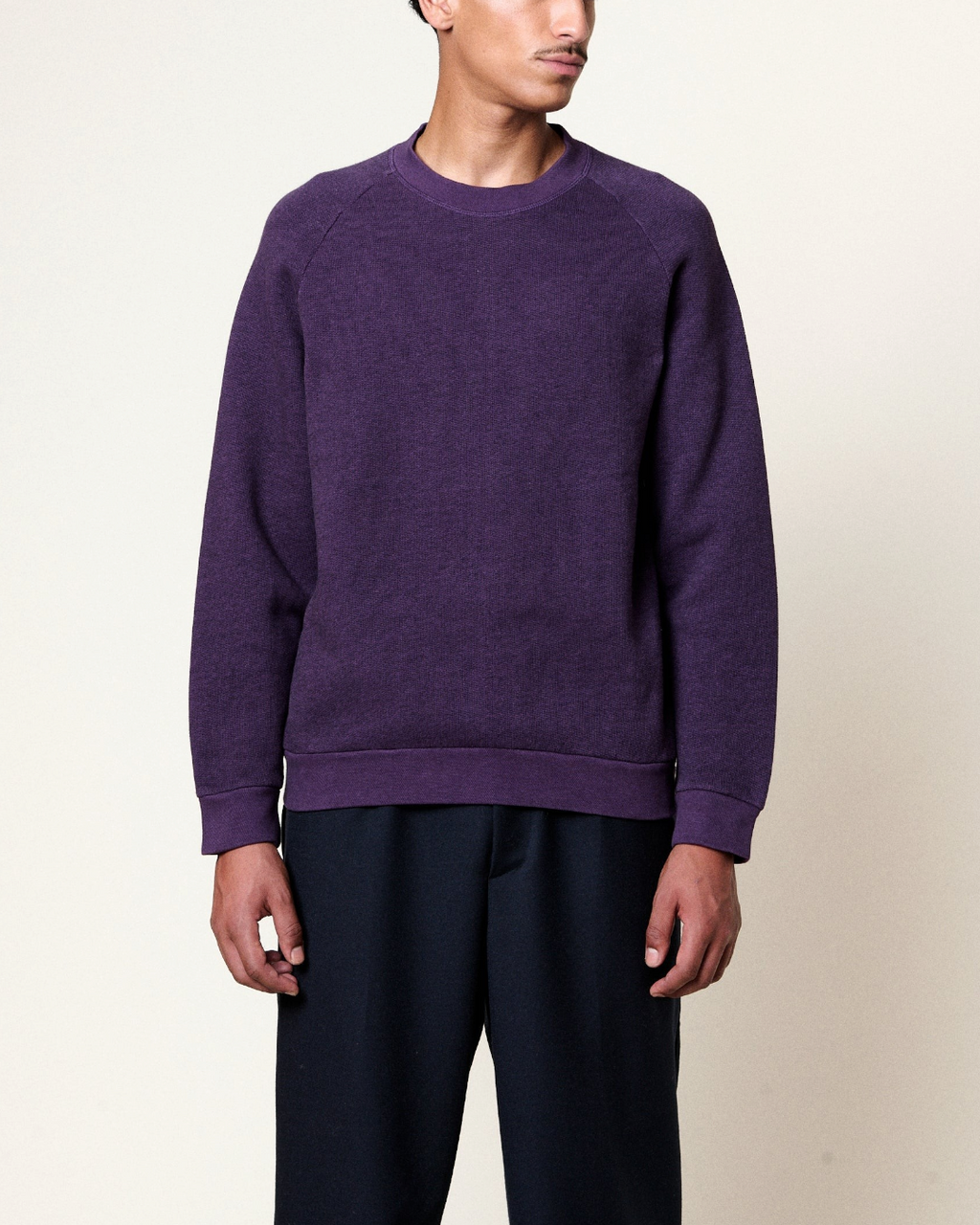 Sweat-shirt Merci Paris Homecore Terry couleur raisin avec manches raglan et bordures côtelées porté par un homme