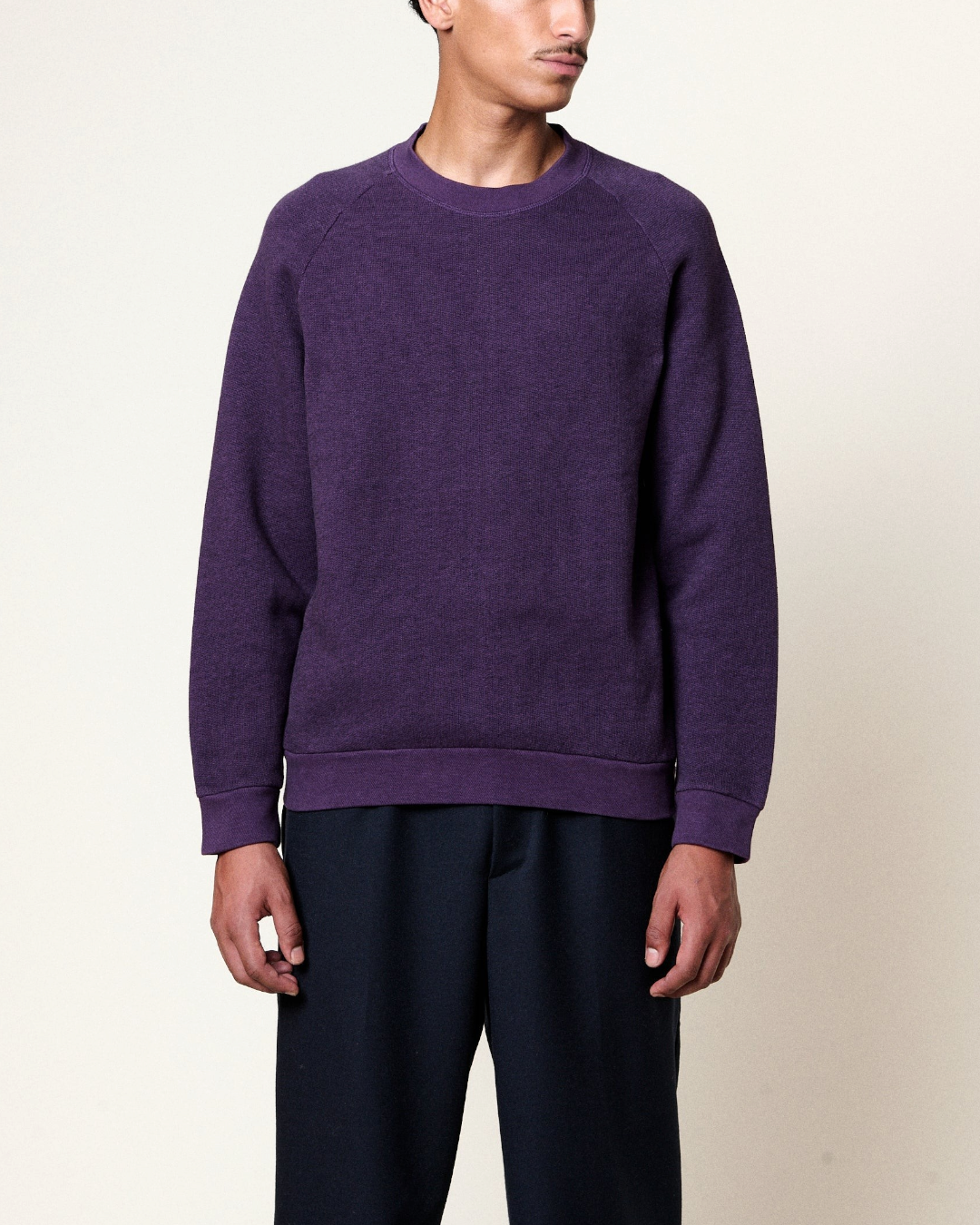 Sweat-shirt Merci Paris Homecore Terry couleur raisin avec manches raglan et bordures côtelées porté par un homme